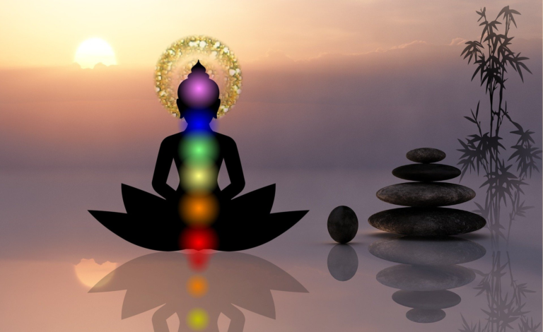 Bouddha assis avec les 7 chakras illuminés selon leur couleur