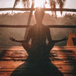 Femme méditant devant un palmier à Bali - Méthode Mo-Lo-Yuenn