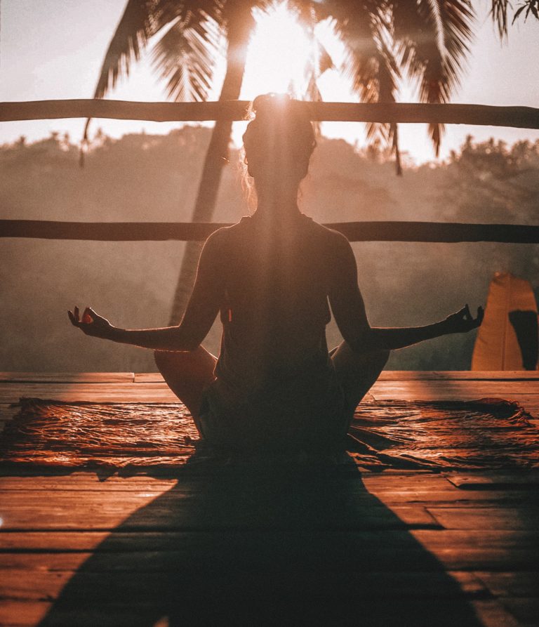 Femme méditant devant un palmier à Bali - Méthode Mo-Lo-Yuenn