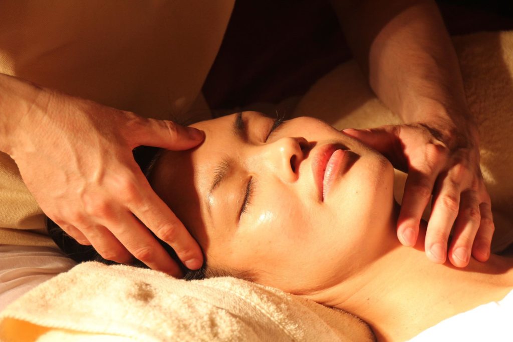 Acupression ostéopathie sur le visage